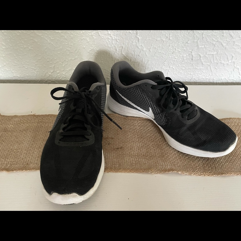 Black & White Nike sneakers, size 9 Slightly worn